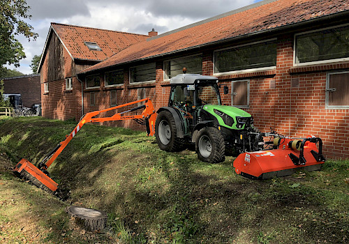 Ubbo Kruse, Dienstleistungen, Lohnunternehmen, Landwirtschaftsservice, Landgeräte, Landmaschinen, Kommunalservice, Grünflächenpflege, Mähservice, Böschungen mähen, Graben mähen