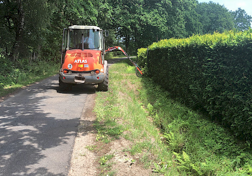Ubbo Kruse, Dienstleistungen, Lohnunternehmen, Landwirtschaftsservice, Landgeräte, Landmaschinen, Kommunalservice, Grünflächenpflege, Mähservice, Böschungen mähen, Graben mähen