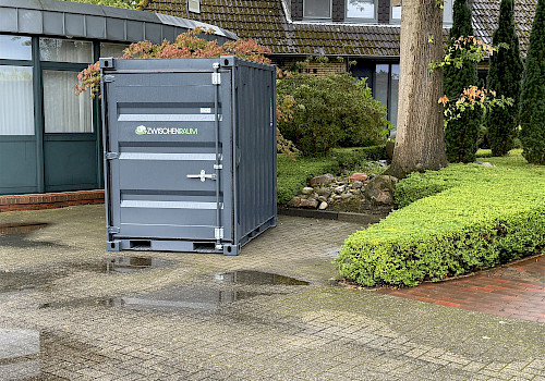 ZWISCHENRAUM Lagercontainer auf einer befestigten Fläche