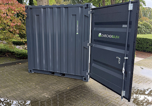 ZWISCHENRAUM Lagercontainer – Außenansicht mit geöffneter Tür