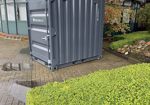 ZWISCHENRAUM Lagercontainer – Seitenansicht am Aufstellort